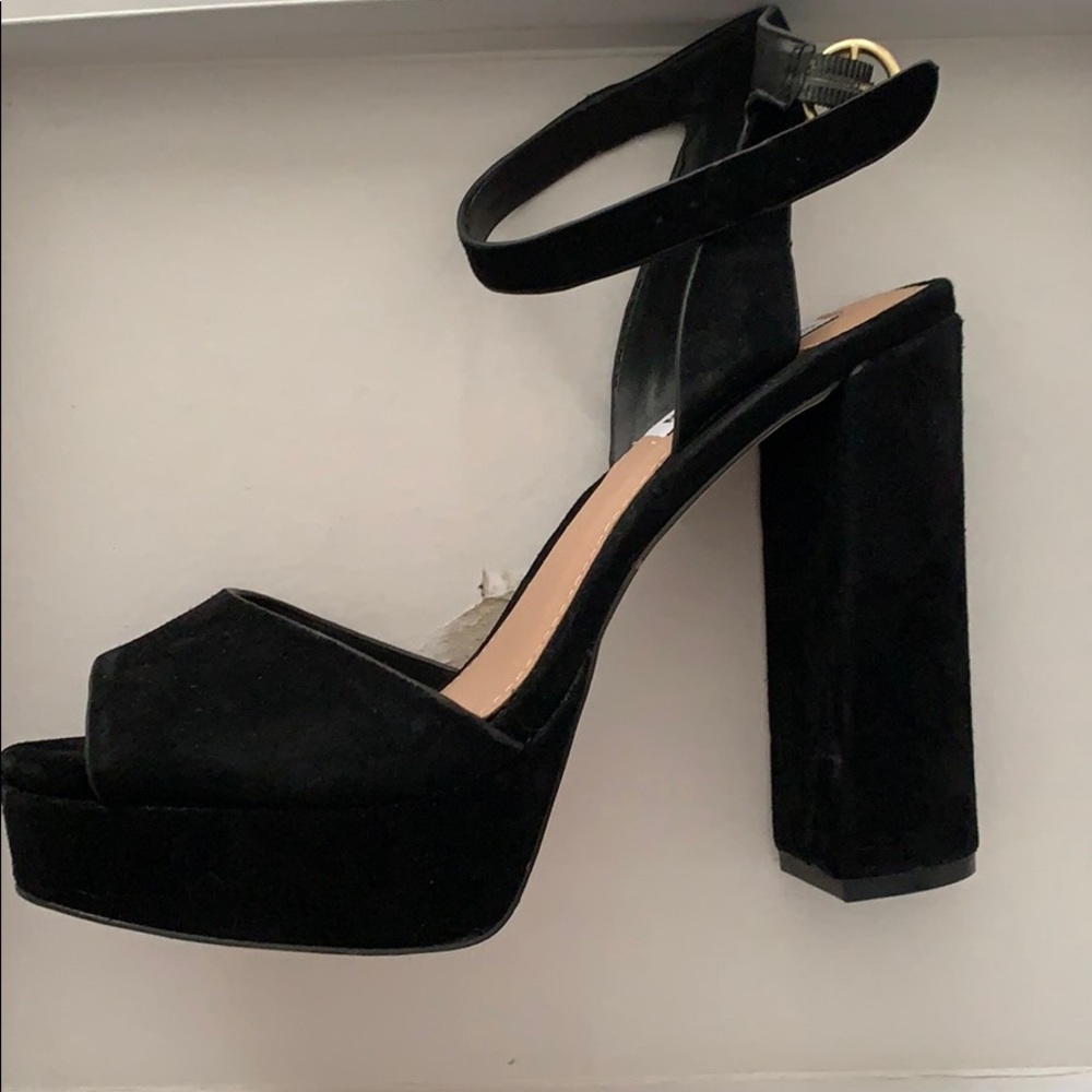 Steve Madden size 8 black suede 4.75 inch heel